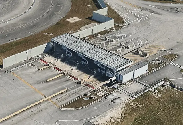 South East Gate, Doral